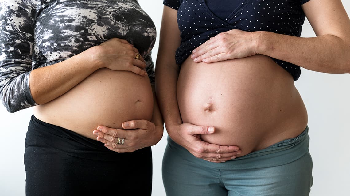 Deux femmes enceintes tenant leurs ventres