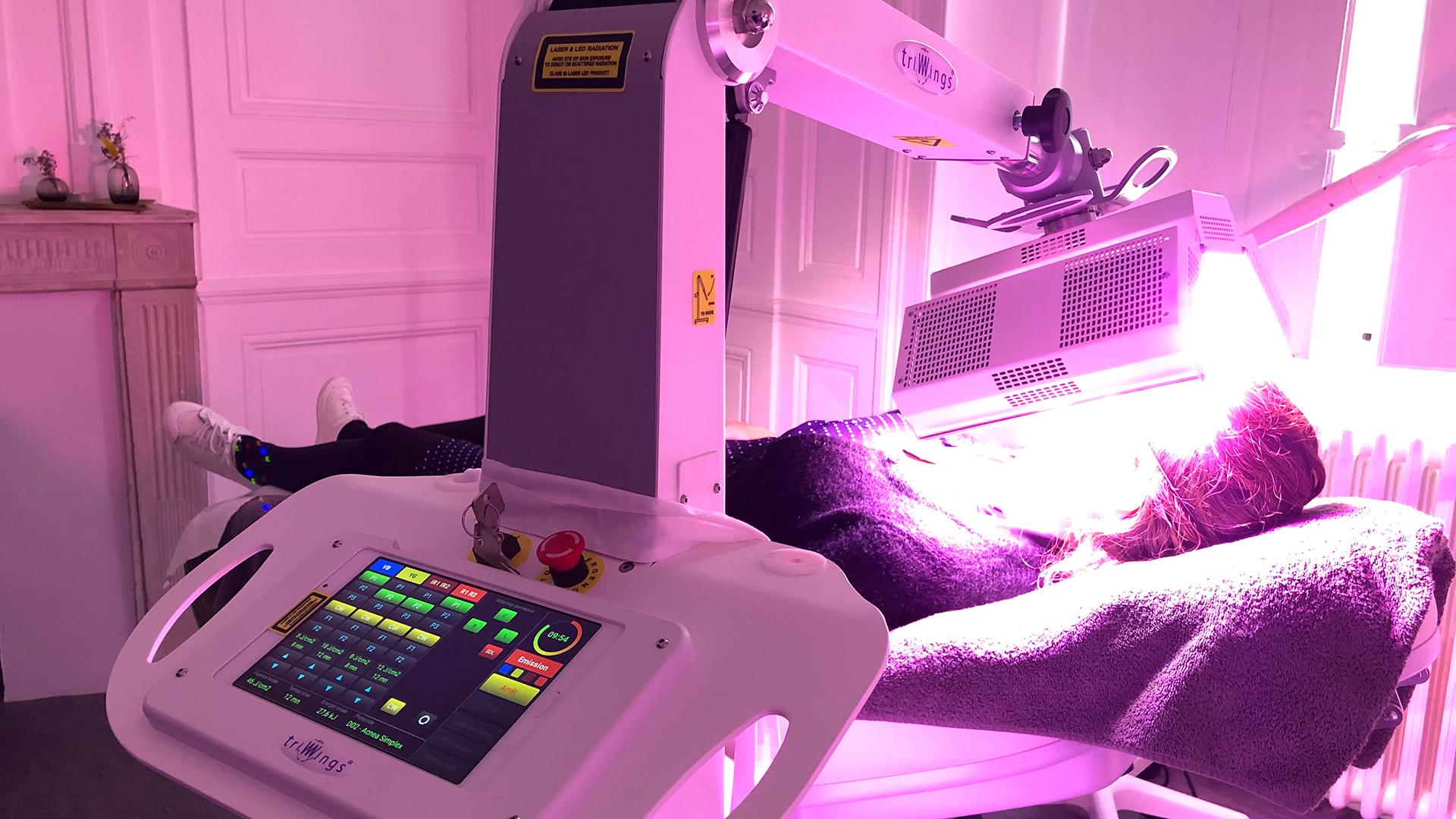 Patiente en pleine séance de traitement par LED à Bordeaux