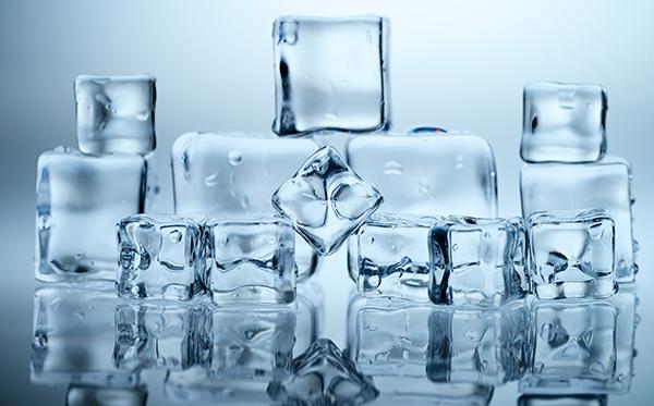 Cubes de glace symbolisant le traitement médical par cryolipolyse