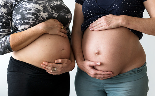 Deux femmes enceintes tenant leurs ventres